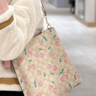 Coach Outlet：折扣区上新热卖 多款围巾补货 Dempsey 横版托特包$128.40