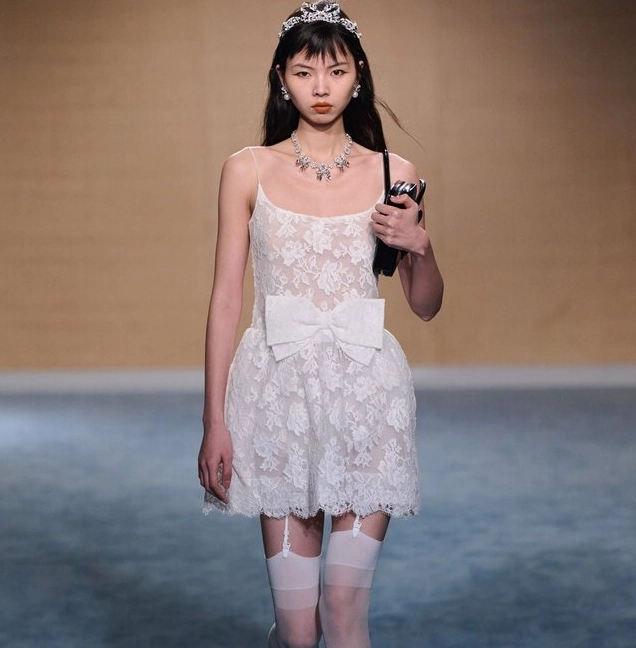 SSENSE：Shushu/Tong 少女风专场特惠！ Joy同款 黑色束腰连衣裙$374