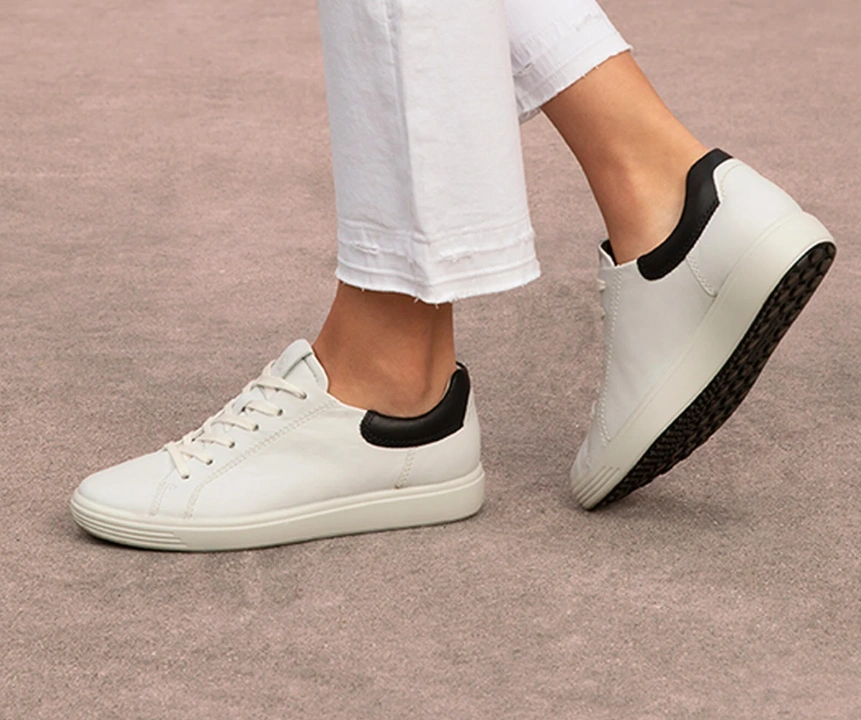 ECCO 黑尾小白鞋